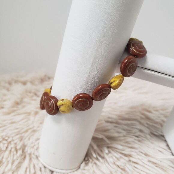 𝅺wooden carved swirl bracelet with toggle clasp - Picture 12 of 14